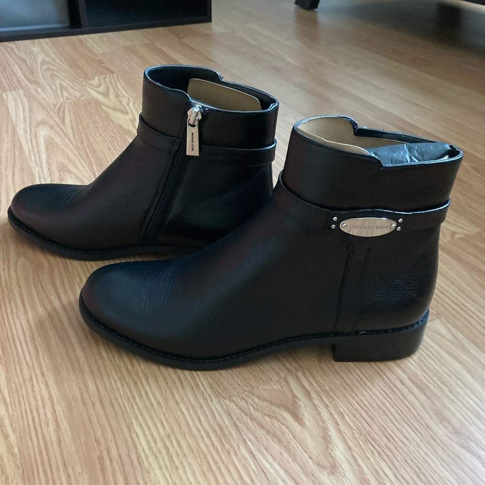 Michael Kors. Finley flat bootie